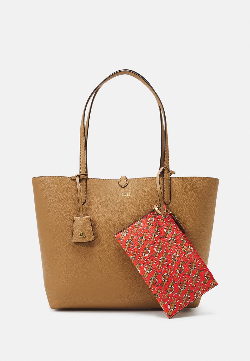 Bolsa tote de couro castanho com duas alças longas, apresentando um acabamento texturizado. Inclui uma bolsa removível com padrão vermelho e detalhes em dourado.