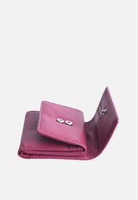 Portafoglio in pelle rosa con design pieghevole, due chiusure a pressione, slot per schede interne e superficie testurizzata. Si apre per rivelare scomparti ben organizzati.