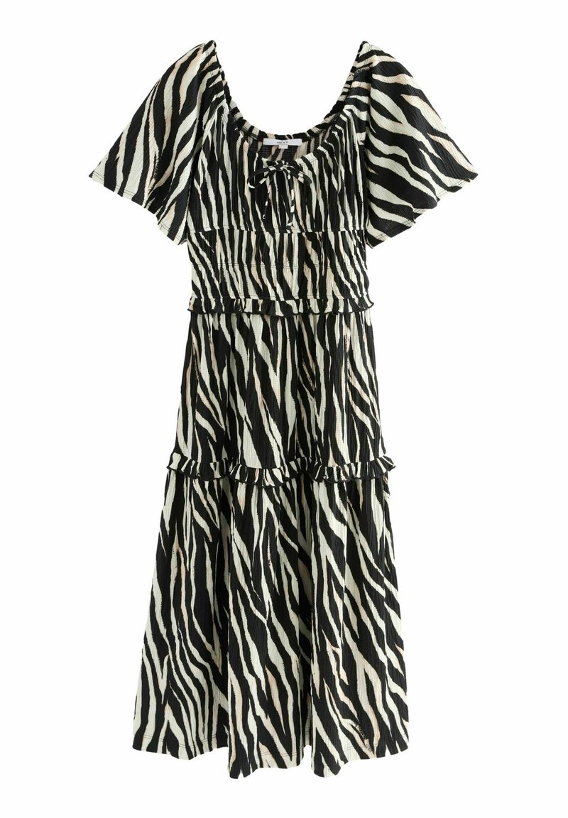Robe midi imprimé zèbre noir et blanc avec manches courtes bouffantes, taille froncée, détails volantés et encolure carrée avec un lien à l'avant.