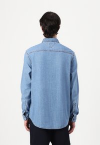 Tommy Jeans REGULAR SHIRT - Hemd - denim medium
