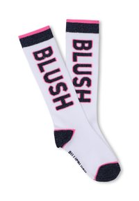 Kniehoge sokken met een witte basis, roze accenten en marineblauwe glinsterende strepen. "BLUSH" in vetgedrukte zwarte letters aan beide zijden gedrukt.