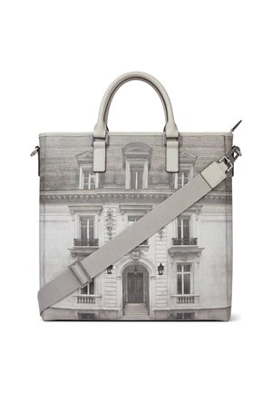 Sac cabas beige avec une image détaillée en niveaux de gris d'une façade de bâtiment de style européen classique imprimée, et une large bandoulière réglable.