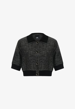 Krátký černý cardigan se strukturovaným límcem, kulatými knoflíky a texturovanou tkaninou. Střih s krátkými rukávy a pevným černým lemem dokončuje design.