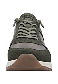 Sneakers en suède vert et matériau synthétique avec des accents gris, design à lacets, semelle matelassée et semelle extérieure en caoutchouc texturé.
