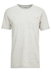 Světle šedé tečkované tričko s krátkým rukávem, které má malou náprsní kapsu a jemný oranžový steh detail na kapse.