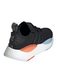 Sneaker nera lavorata a maglia con un superiore texturizzato, suola intermedia bianca e accenti colorati in arancione, blu e rosso sulla suola e sul tallone.