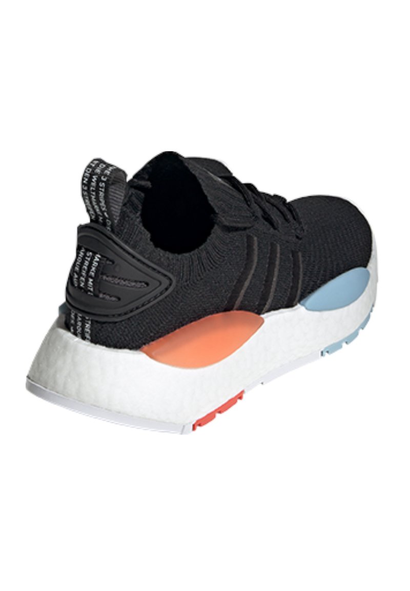 Zwarte gebreide sneaker met een gestructureerde bovenkant, witte tussenzool en kleurrijke accenten in oranje, blauw en rood op de zool en hiel.