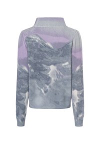 Strickpullover mit hohem Kragen, der ein Farbverlaufsmuster in Lila und Grau aufweist, das an eine Berglandschaft erinnert. Ripptextur an den Ärmeln.