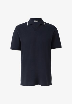Granatowa koszulka polo z krótkim rękawem, białym obszyciem na kołnierzu i krawędziach rękawów, z dekoltem w kształcie litery V.