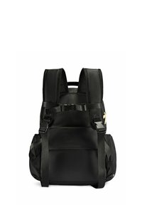 Czarna plecak wykonany z gładkiego materiału, z poduszonymi paskami na ramiona, regulowanymi klamrami i zamykaną na zamek boczną kieszenią.