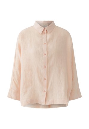Hellrosa übergroßes Hemd mit langen Ärmeln, Knopfleiste und Kragen, aus leicht strukturiertem Stoff, vor weißem Hintergrund gezeigt.