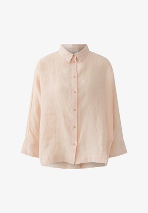 Hellrosa übergroßes Hemd mit langen Ärmeln, Knopfleiste und Kragen, aus leicht strukturiertem Stoff, vor weißem Hintergrund gezeigt.