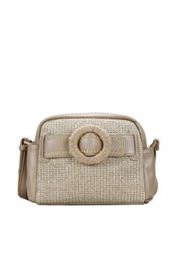 Bolso de hombro beige con un frente tejido texturizado, acentos de cuero sintético suave, un detalle circular similar a piel de animal y embellishments de tachuelas doradas.