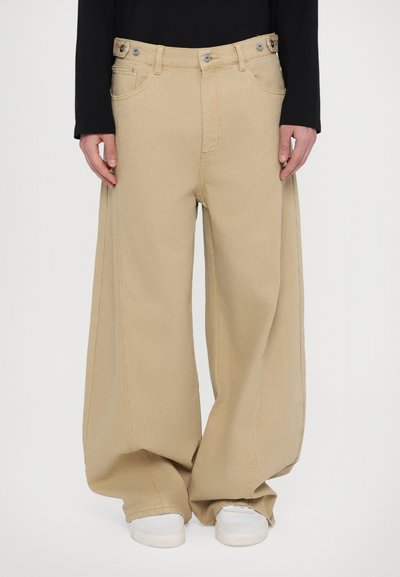 Feng Chen Wang UNISEX - Jeans Relaxed Fit - beige