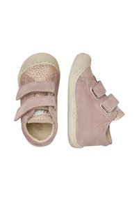 Scarpe per bambini in suede rosa con cinturini in velcro, una tomaia testurizzata con un design patterned e suola in gomma per una migliore aderenza.