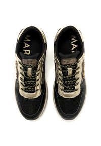 Sneaker neri e oro con una parte superiore texturizzata, caratterizzati da un motivo in pelle di serpente, lacci neri e un dettaglio logo sulla linguetta.