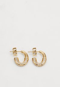 Guldörhängen med en böjd design som har klara rhinestones längs den undre kanten och en stiftknäppning.