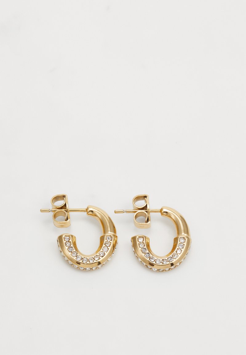 Brincos de argola em ouro com um design curvado, adornados com strass transparentes ao longo da borda inferior e fecho tipo pino.