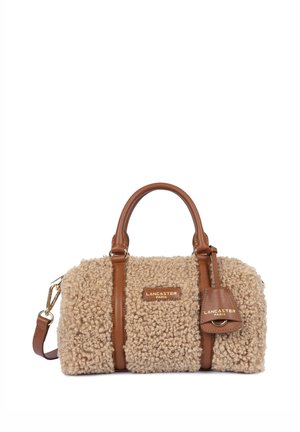 Sac à main beige texturé bouclé avec poignées en cuir marron, bordures et bandoulière amovible, marque Lancaster Paris.