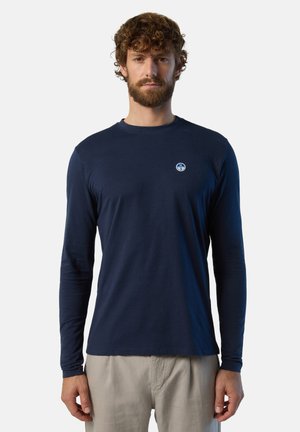 T-shirt a maniche lunghe blu navy realizzato in un tessuto morbido, con collo a girocollo e un piccolo logo sul petto. Design semplice con maniche attillate.