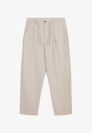 Beige, lockere Hose aus Stoff mit elastischem Bund, Kordelzug, zwei Seitentaschen und einem einzelnen Knopfverschluss.