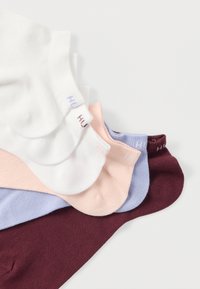 Πέντε ζευγάρια κοντές κάλτσες σε λευκό, ροζ, ανοιχτό μπλε και κραυγαλέο μπορντό. Κατασκευασμένες από μαλακό ύφασμα με ριμπ μανσέτες και μικρές λογότυπες λεπτομέρειες.