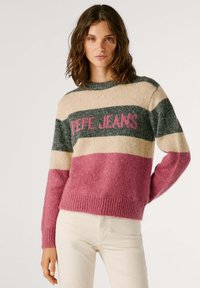 Megztinis su horizontaliomis juostelėmis pilkos, smėlinės ir rožinės spalvų, su rožinės spalvos "PEPE JEANS" tekstu, megztu detalėmis; gumuoti rankogaliai ir apatinė dalis.