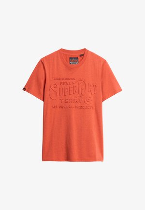 Rode t-shirt met korte mouwen van katoen, met verhoogde tekstlogo "SUPERDRY" en extra branding aan de voorkant. Klassieke ronde hals.