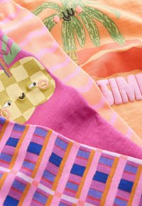 Színes anyag ananász és pálmafa mintával, minták rózsaszín, narancssárga és lila színekben. A szöveg vastag betűkkel "NYÁRI IDŐ" feliratot tartalmaz.