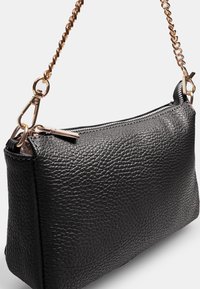 Borsa clutch nera in pelle con superficie texturizzata, dotata di una catena metallica dorata e chiusura a cerniera, caratterizzata da una forma rettangolare compatta.