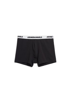 Zwarte boxershorts gemaakt van zacht materiaal met een witte elastische tailleband waarop "ARMEDANGELS" in het zwart is gedrukt. Voorzijde met opening.