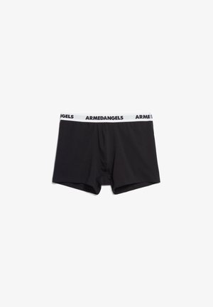 Schwarze Boxershorts aus weichem Material mit weißem elastischem Bund, auf dem "ARMEDANGELS" in Schwarz gedruckt ist. Design mit Frontöffnung.