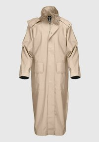 Beżowy długi płaszcz przeciwdeszczowy wykonany z wodoodpornego materiału, z wysokim kołnierzem, dwoma przednimi kieszeniami i czarnymi akcentami przy mankietach.
