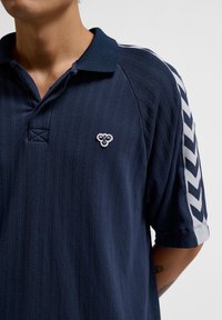 Hummel LOOSE UNISEX - Polo - black iris