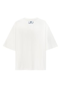 Biała, oversize'owa koszulka z krótkim rękawem, okrągłym dekoltem i małym niebieskim logo z tyłu, w pobliżu kołnierzyka. Materiał bawełniany, prosty wzór.