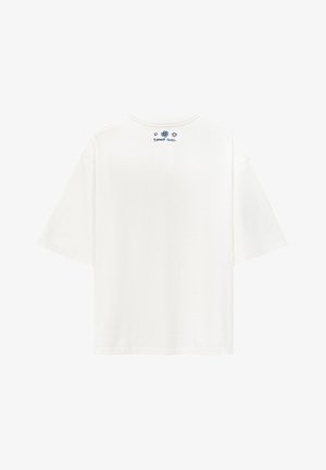 Biała, oversize'owa koszulka z krótkim rękawem, okrągłym dekoltem i małym niebieskim logo z tyłu, w pobliżu kołnierzyka. Materiał bawełniany, prosty wzór.