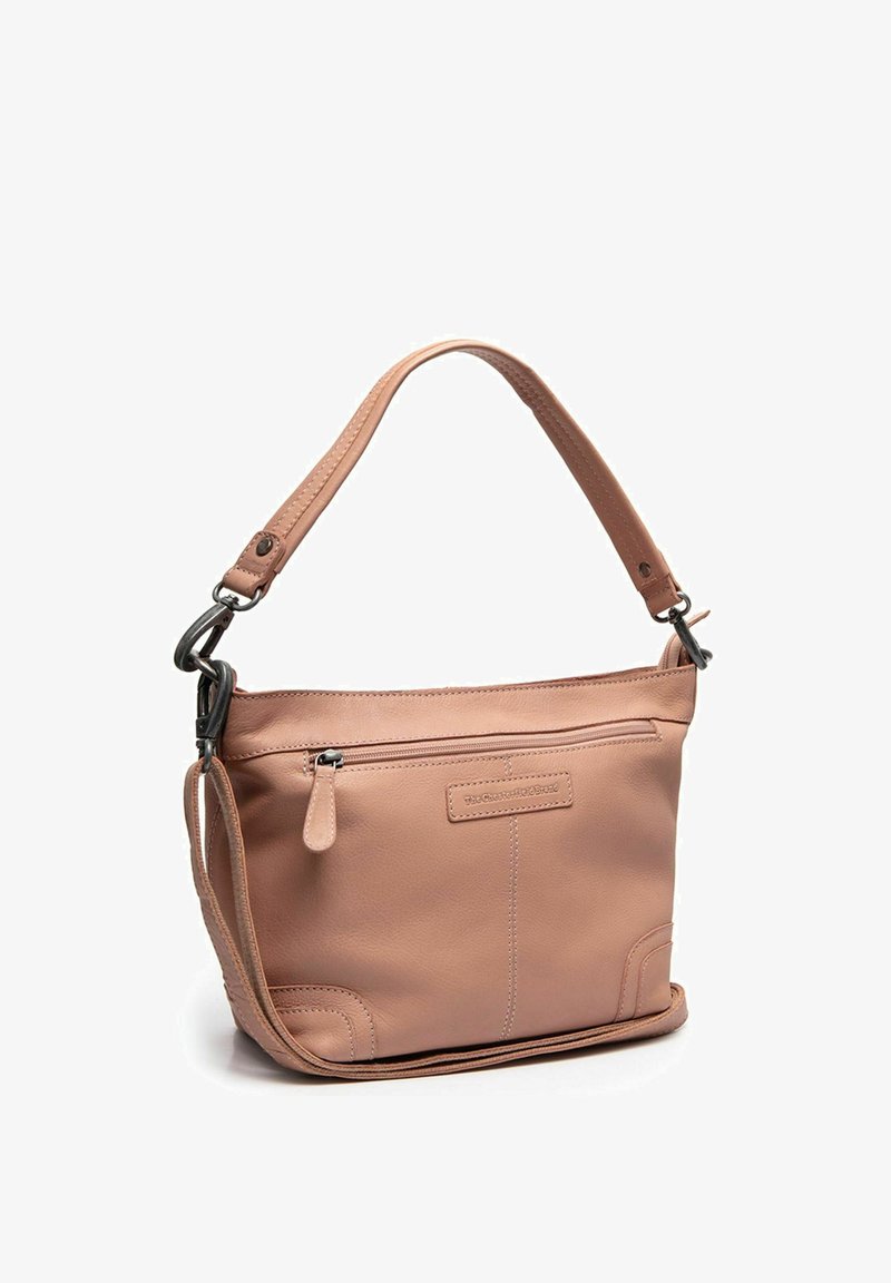 Sac à bandoulière en cuir marron clair avec une poche zippée sur le dessus, des coins arrondis et une bandoulière réglable avec des fermoirs métalliques.