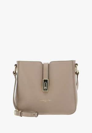 Sac bandoulière en cuir beige avec une surface texturée, un fermoir doré et une sangle réglable ; arbore le logo de la marque embossé sur le devant.