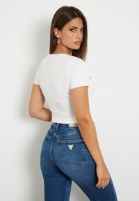 Guess STRETCH BLUMEN-LOGO - Marškinėliai su spaudiniu - bianco