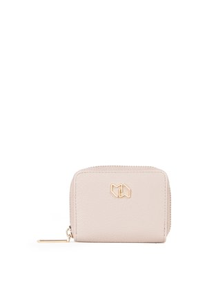 Portafoglio compatto in pelle beige con un accento del logo dorato, forma rettangolare, chiusura a zip e superficie texturizzata.