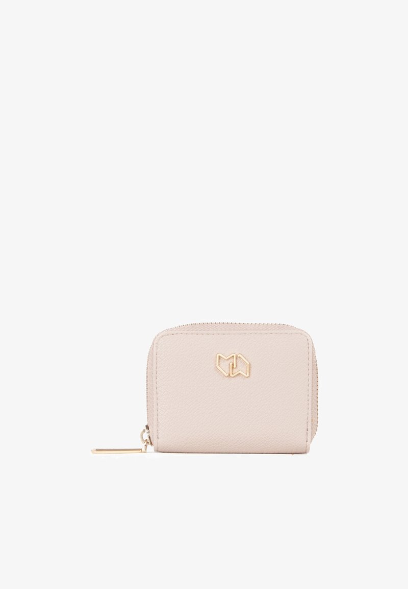 Portafoglio compatto in pelle beige con un accento del logo dorato, forma rettangolare, chiusura a zip e superficie texturizzata.
