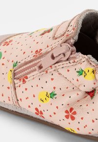 Robeez FRUITY DAY - Patucos - rose clair fruits