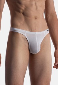 Weißer Baumwollstring mit schmalem Bund, Fronttasche und minimaler R�ückendeckung. Weiche Textur und einfaches Design ohne Muster oder Akzente.