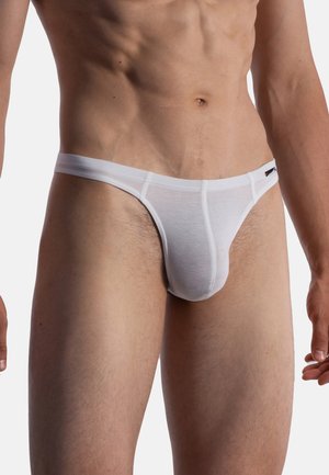 Weißer Baumwollstring mit schmalem Bund, Fronttasche und minimaler Rückendeckung. Weiche Textur und einfaches Design ohne Muster oder Akzente.
