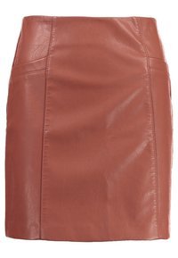 Jupe courte en cuir marron avec une texture lisse et un design structuré. Présente des coutures surpiquées et une silhouette ajustée.