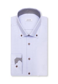 Chemise habillée homme bleu clair avec boutons marron, col boutonné et détails à motif à l'intérieur du col et des poignets.