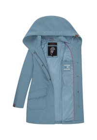Veste imperméable bleu clair avec capuche, dotée d'une fermeture éclair, de poches avant et d'une doublure rouge contrastante. Étiquette de la marque visible à l'intérieur.
