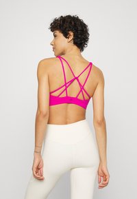 Athleta SOLACE BRA - Sutiã desportivo de suporte médio - electric fuchsia