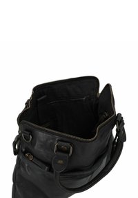 Bolso de cuero negro con cierre de cremallera, que cuenta con un interior espacioso y dos bolsillos exteriores. Textura suave y adornos de hardware en latón.