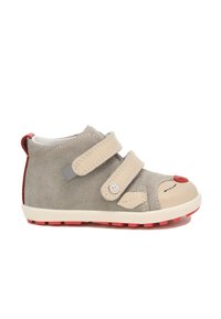 Grijze suede high-top schoen met twee beige klittenbandsluitingen, rode accenten, een ronde neus en een rood neusschema aan de voorkant.